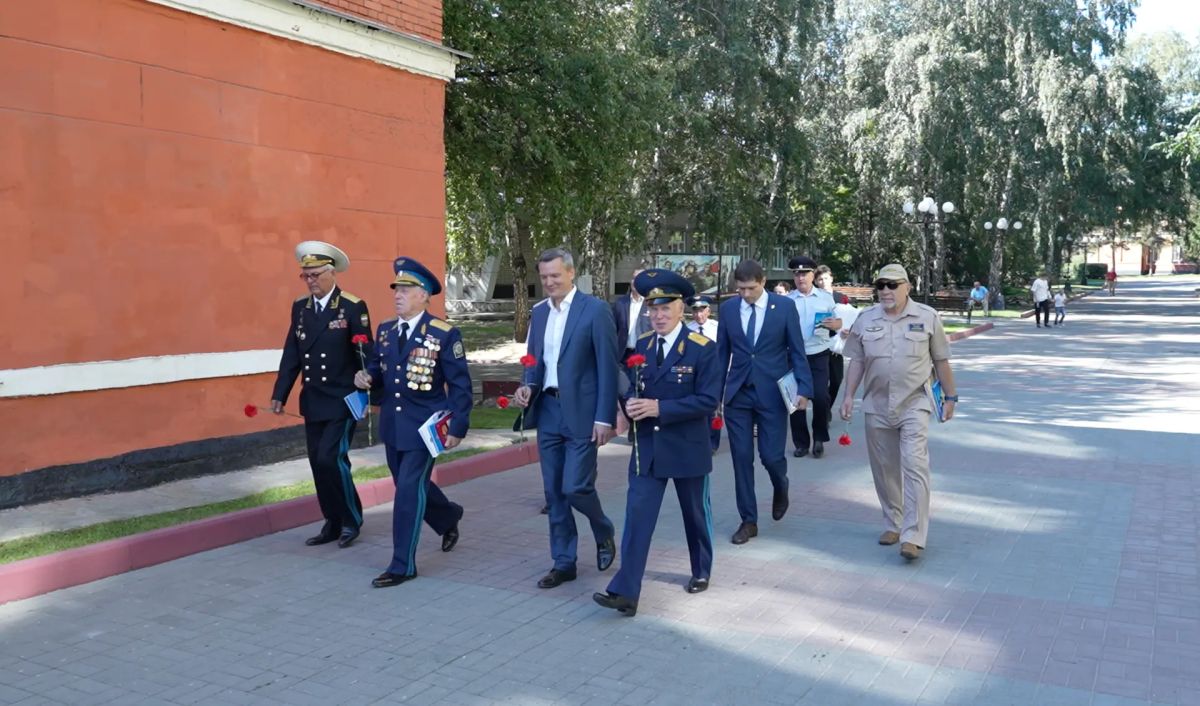 60-летие Барнаульского высшего военного авиационного училища отмечают в краевой столице 60-летие Барнаульского высшего военного авиационного училища отмечают в краевой столице
