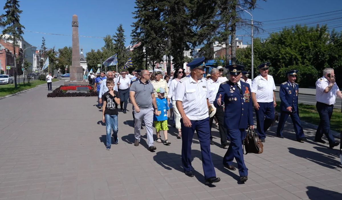 60-летие Барнаульского высшего военного авиационного училища отмечают в краевой столице 60-летие Барнаульского высшего военного авиационного училища отмечают в краевой столице