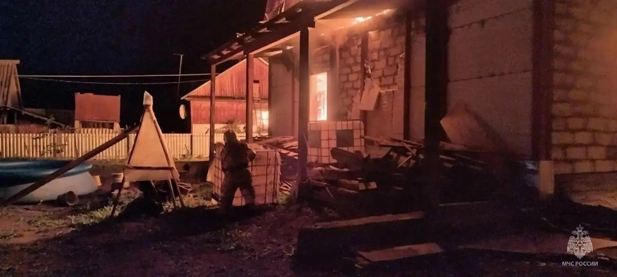 Многодетная семья спаслась при пожаре в Красногорском районе Многодетная семья спаслась при пожаре в Красногорском районе