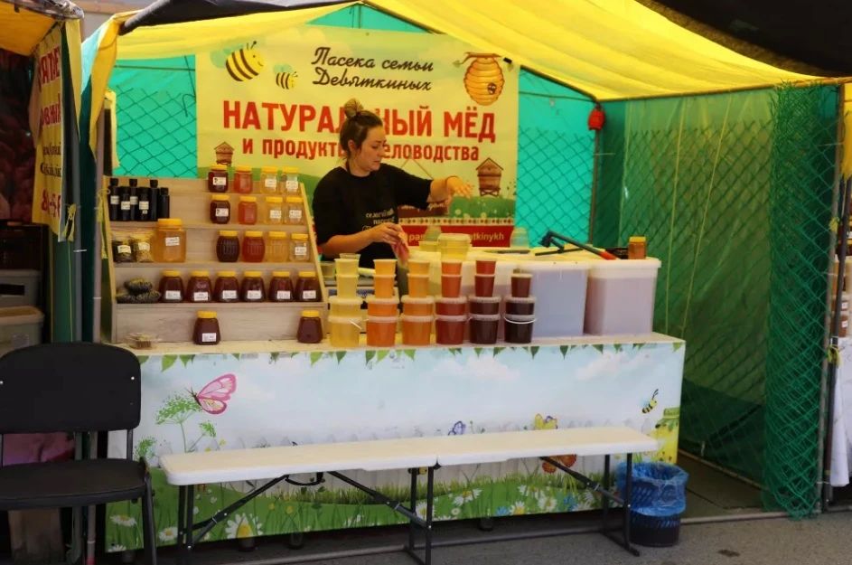 На площади 9 Января в Бийске официально открылась специализированная ярмарка мёда На площади 9 Января в Бийске официально открылась специализированная ярмарка мёда