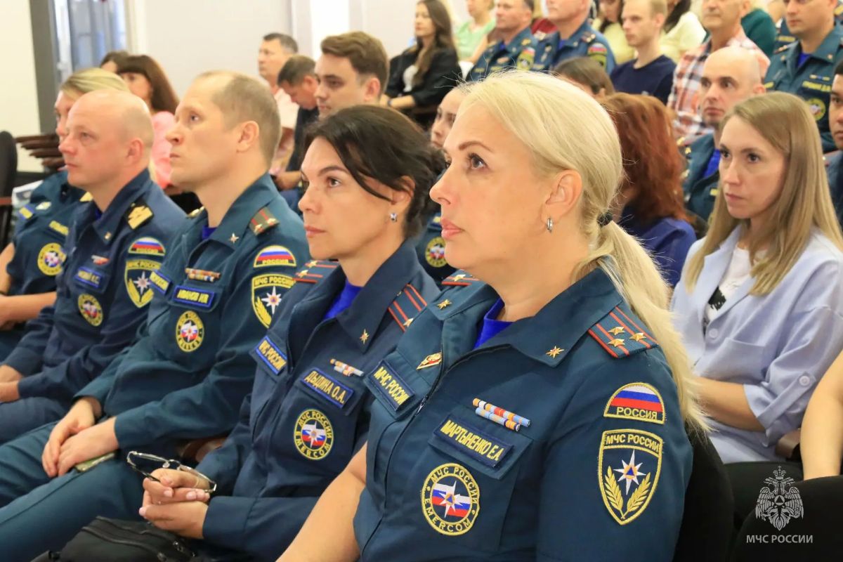В Главном управлении МЧС России по Алтайскому краю почтили память погибших волонтеров Молодежки Народного фронта В Главном управлении МЧС России по Алтайскому краю почтили память погибших волонтеров Молодежки Народного фронта