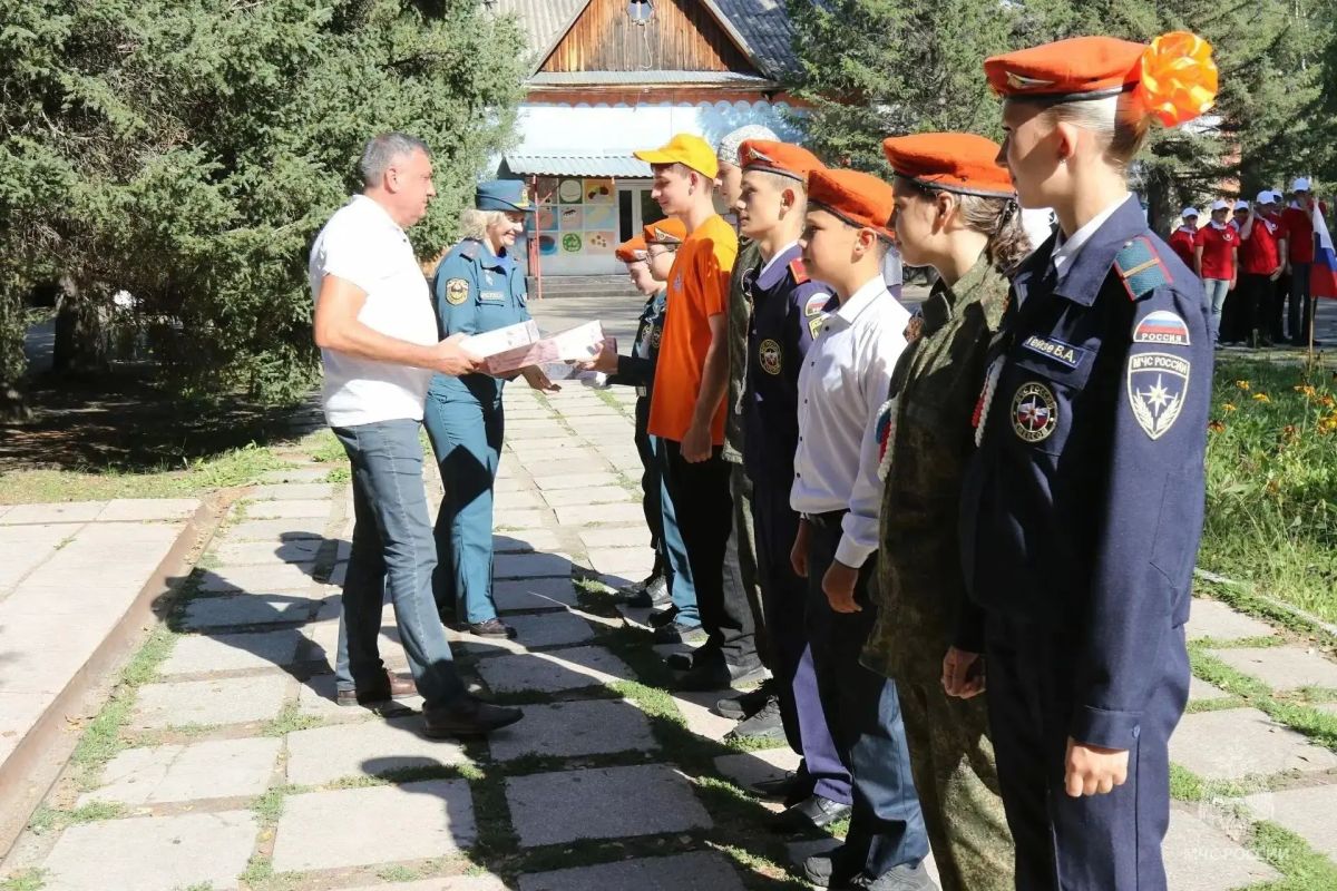 Огонь в сердце, победа в руках: в Алтайском крае завершилась 42-я профильная смена юных пожарных Огонь в сердце, победа в руках: в Алтайском крае завершилась 42-я профильная смена юных пожарных