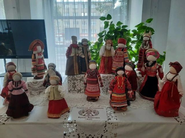 В Выставочном зале до 4 сентября продолжает работу выставка «Её Величество Кукла» В Выставочном зале до 4 сентября продолжает работу выставка «Её Величество Кукла»