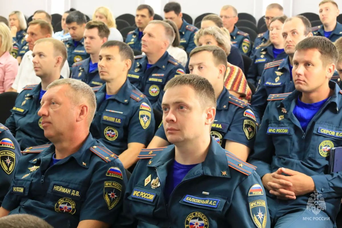 В Главном управлении МЧС России по Алтайскому краю почтили память погибших волонтеров Молодежки Народного фронта В Главном управлении МЧС России по Алтайскому краю почтили память погибших волонтеров Молодежки Народного фронта