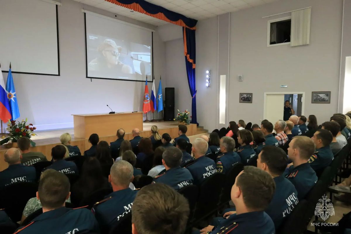 В Главном управлении МЧС России по Алтайскому краю почтили память погибших волонтеров Молодежки Народного фронта В Главном управлении МЧС России по Алтайскому краю почтили память погибших волонтеров Молодежки Народного фронта