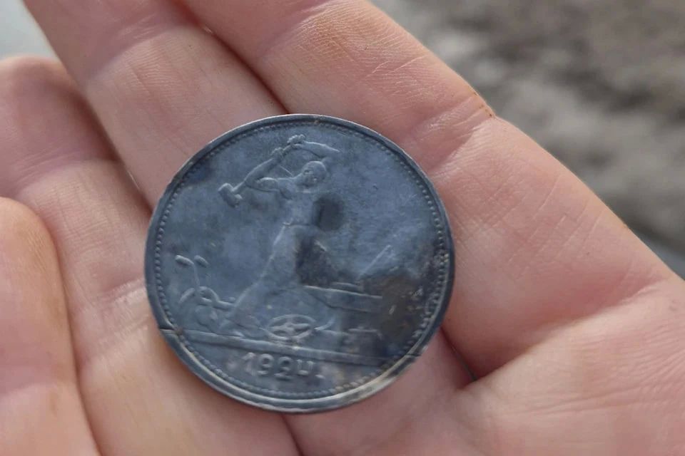 Археолог нашла в Оби редкую советскую монету из Англии