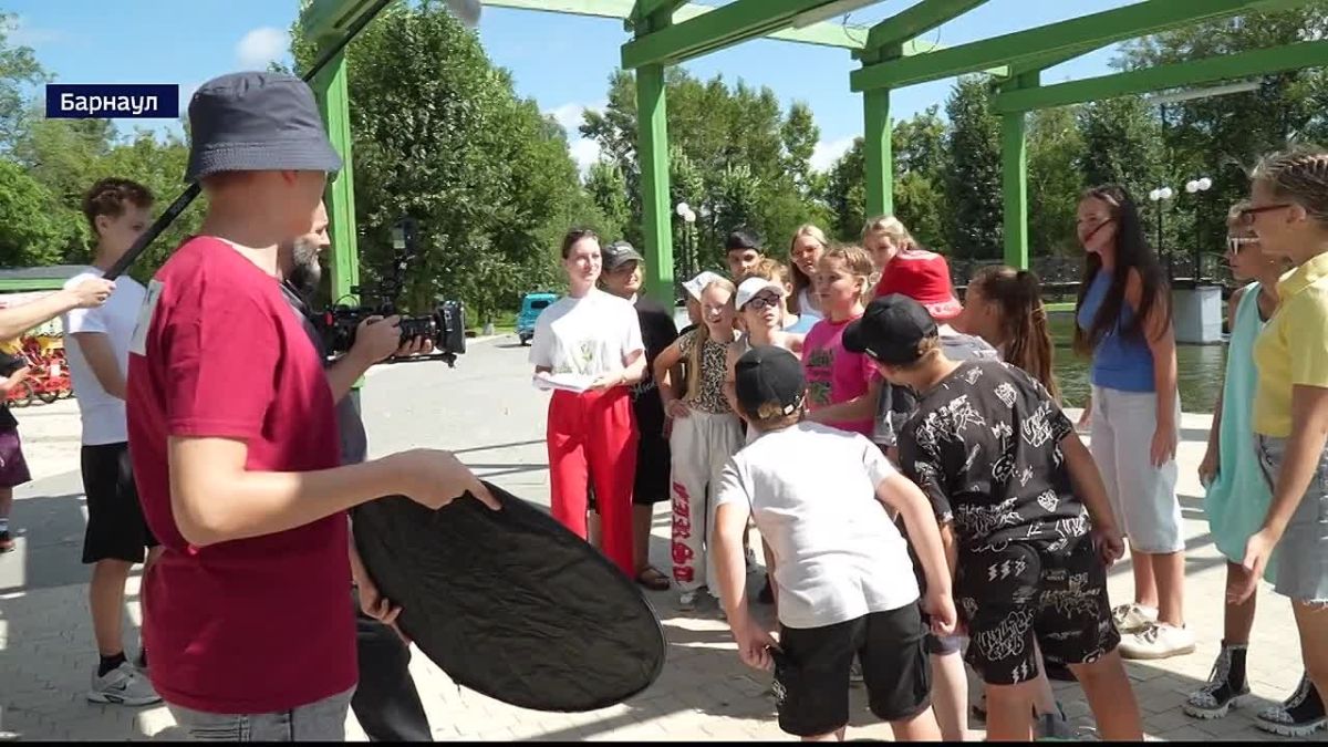 В Барнауле в эти дни идут съёмки необычного фильма «Третий в пятом ряду»