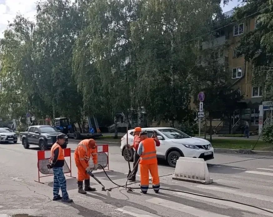 МБУ «Автодорстрой» продолжает ремонт дорог и установку искусственных неровностей МБУ «Автодорстрой» продолжает ремонт дорог и установку искусственных неровностей