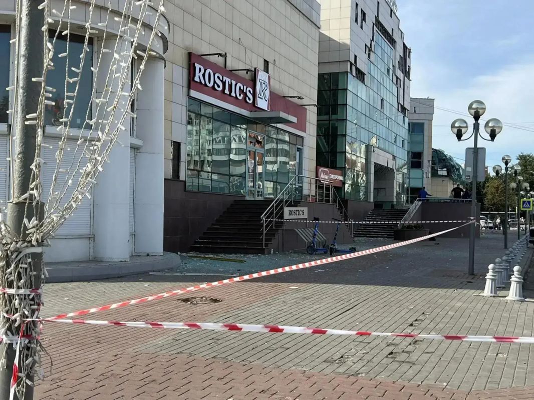 Из-за падения обломков беспилотников в Коломне в Московской области загорелись торговые павильоны Из-за падения обломков беспилотников в Коломне в Московской области загорелись торговые павильоны