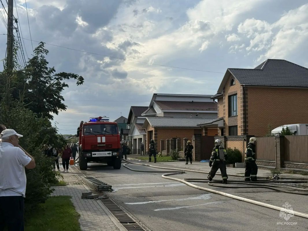 Крупный пожар в поселке Спутник Крупный пожар в поселке Спутник