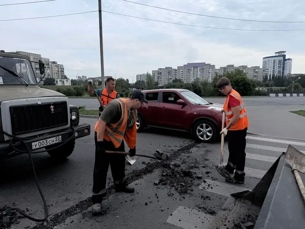 МБУ «Автодорстрой» продолжает ремонт дорог и установку искусственных неровностей МБУ «Автодорстрой» продолжает ремонт дорог и установку искусственных неровностей