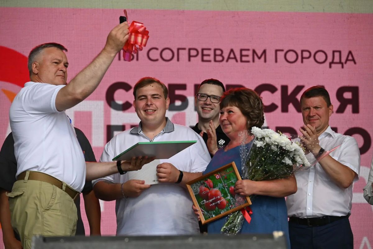 И в продолжение темы. Сибирячка вырастила гигантский помидор и выиграла машину Ежегодный гастрономический праздник «День Минусинского помидора» отметили в Красноярском крае И в продолжение темы. Сибирячка вырастила гигантский помидор и выиграла машину Ежегодный гастрономический праздник «День Минусинского помидора» отметили в Красноярском крае