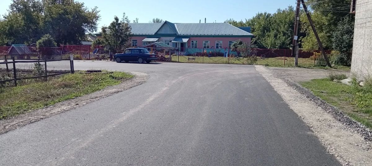 Благодаря краевой субсидии в населенных пунктах Алтайского края обновляют дороги к школам и детским садам Благодаря краевой субсидии в населенных пунктах Алтайского края обновляют дороги к школам и детским садам