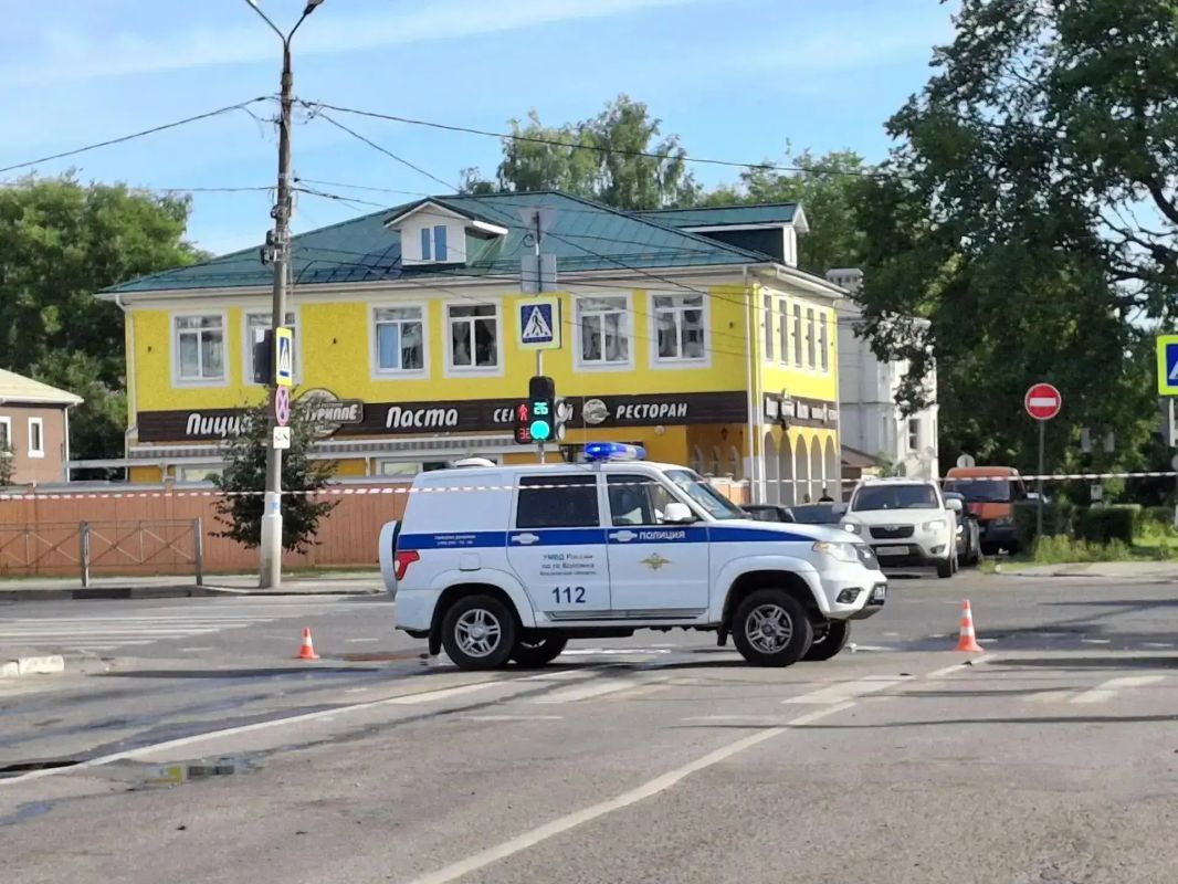 Из-за падения обломков беспилотников в Коломне в Московской области загорелись торговые павильоны Из-за падения обломков беспилотников в Коломне в Московской области загорелись торговые павильоны