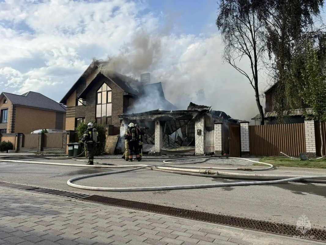 Крупный пожар в поселке Спутник