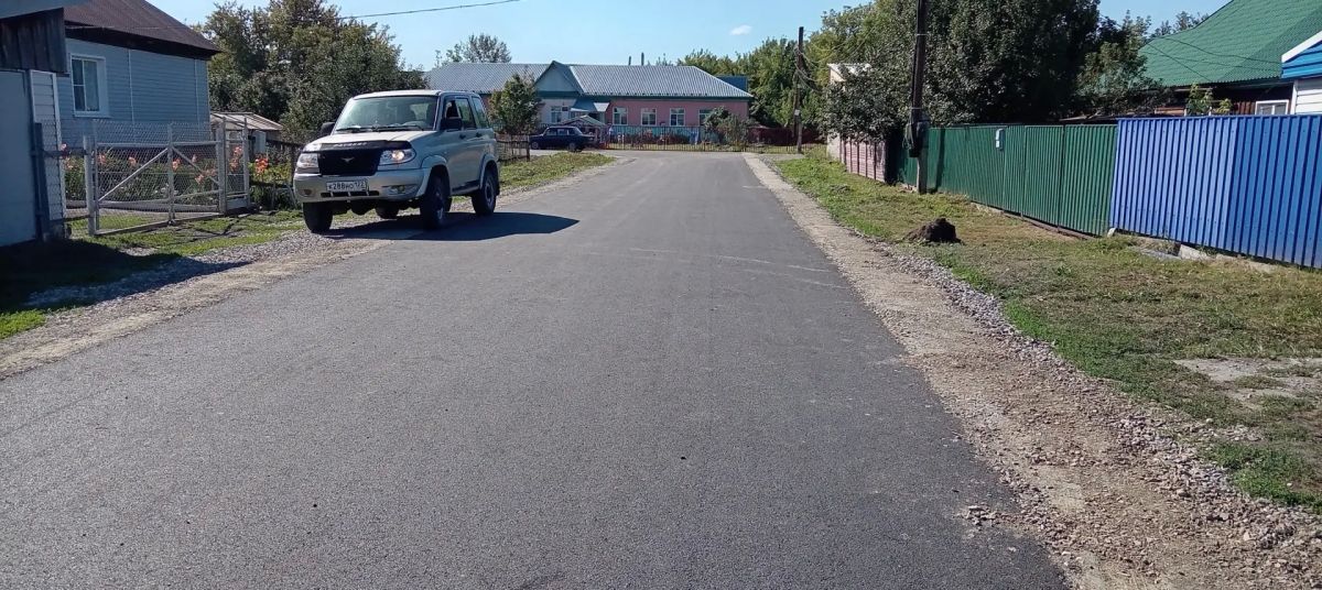 Благодаря краевой субсидии в населенных пунктах Алтайского края обновляют дороги к школам и детским садам Благодаря краевой субсидии в населенных пунктах Алтайского края обновляют дороги к школам и детским садам