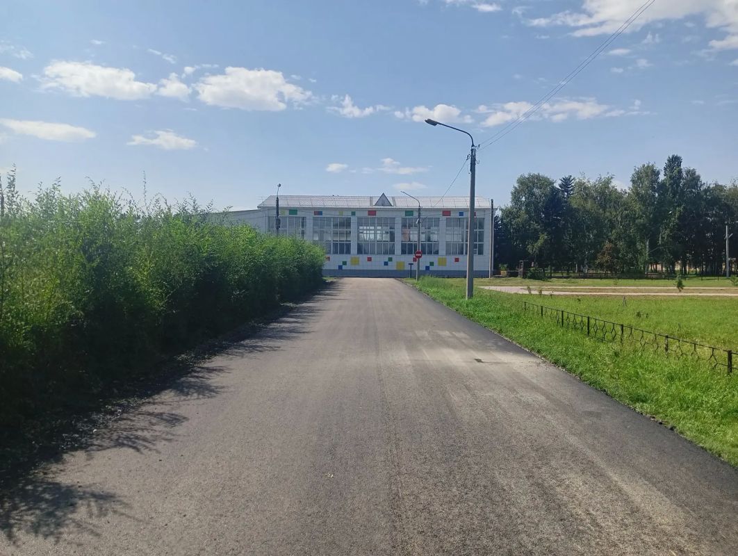 Благодаря краевой субсидии в населенных пунктах Алтайского края обновляют дороги к школам и детским садам Благодаря краевой субсидии в населенных пунктах Алтайского края обновляют дороги к школам и детским садам
