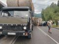Груженый сеном КАМАЗ попал в ДТП на Алтае