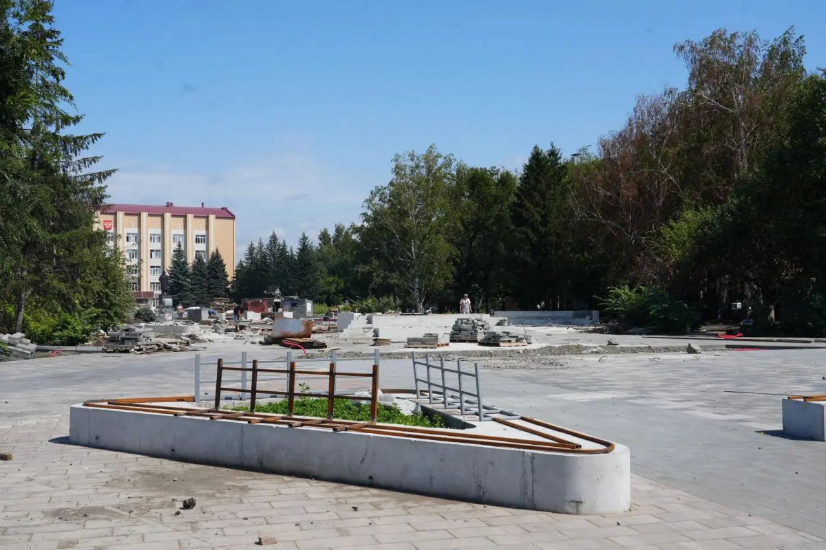 Благоустройство первой очереди Петровского бульвара продолжается в Бийске
