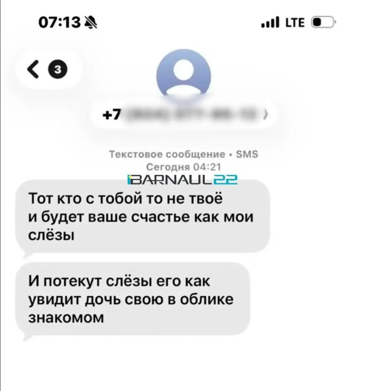 Неизвестный в мантии устроил жуткий ритуал под дверью квартиры в Барнауле Неизвестный в мантии устроил жуткий ритуал под дверью квартиры в Барнауле