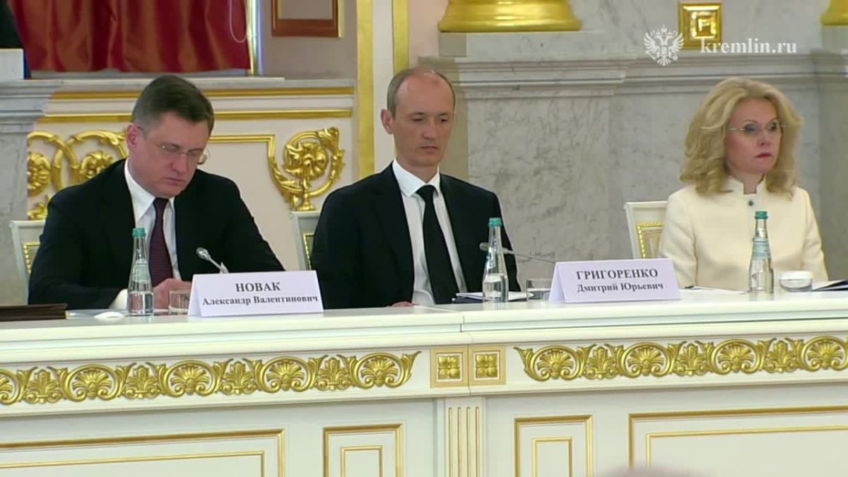 Торговая инфраструктура РФ после атак ВСУ работает в напряженном режиме, но все еще эффективна и устойчива, заявил Путин