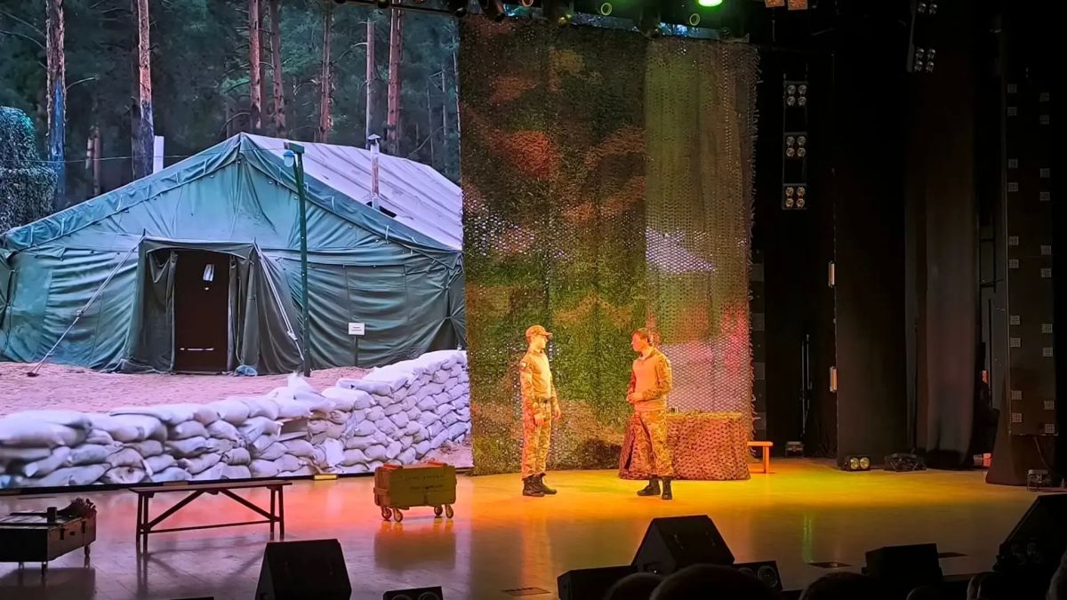 В концертном зале «Сибирь» представляют музыкальный спектакль «Время жить» от артистов Центрального Дома Российской Армии В концертном зале «Сибирь» представляют музыкальный спектакль «Время жить» от артистов Центрального Дома Российской Армии