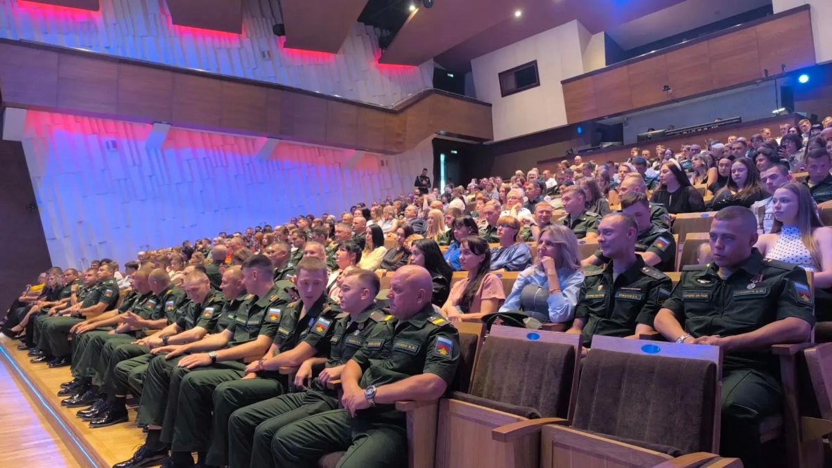 В концертном зале «Сибирь» представляют музыкальный спектакль «Время жить» от артистов Центрального Дома Российской Армии В концертном зале «Сибирь» представляют музыкальный спектакль «Время жить» от артистов Центрального Дома Российской Армии
