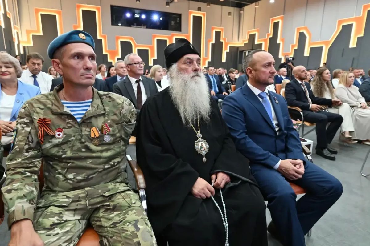 Виктор Томенко: Сегодня вручили дипломы о прохождении образовательной программы «Алтай — земля героев» ее выпускникам Виктор Томенко: Сегодня вручили дипломы о прохождении образовательной программы «Алтай — земля героев» ее выпускникам