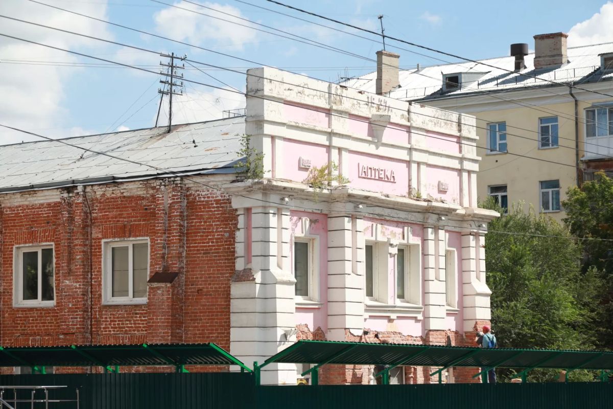 На проспекте Ленина огородили для восстановления старинный костел На проспекте Ленина огородили для восстановления старинный костел