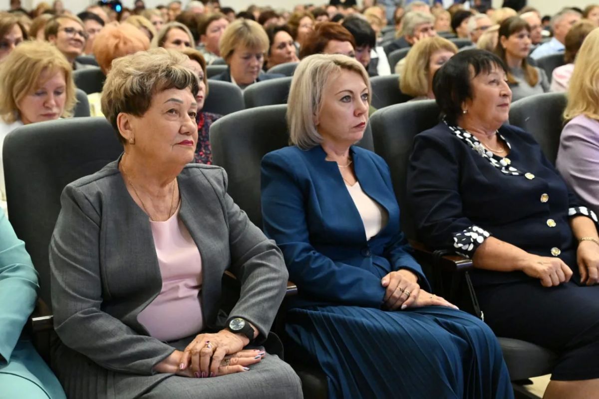 Виктор Томенко: Встретился сегодня с педагогами на одном из самых важных для них в году мероприятий — на краевом августовском педсовете Виктор Томенко: Встретился сегодня с педагогами на одном из самых важных для них в году мероприятий — на краевом августовском педсовете
