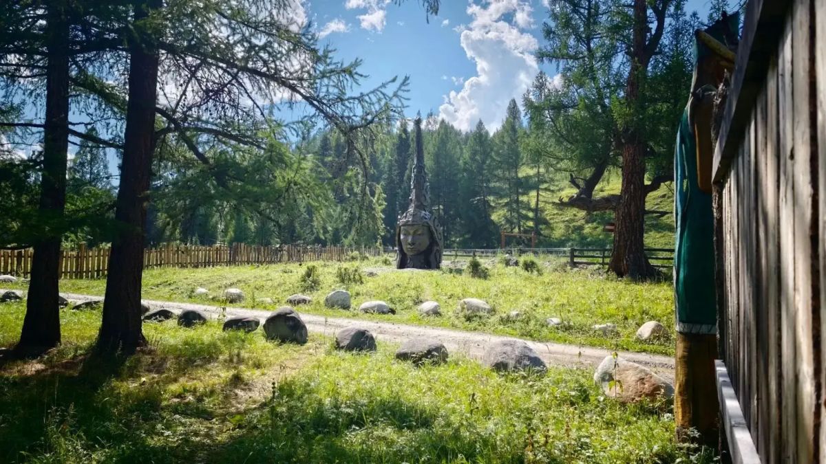 В Горном Алтае появилась девятиметровая скульптура под названием "Алтын казык" В Горном Алтае появилась девятиметровая скульптура под названием "Алтын казык"