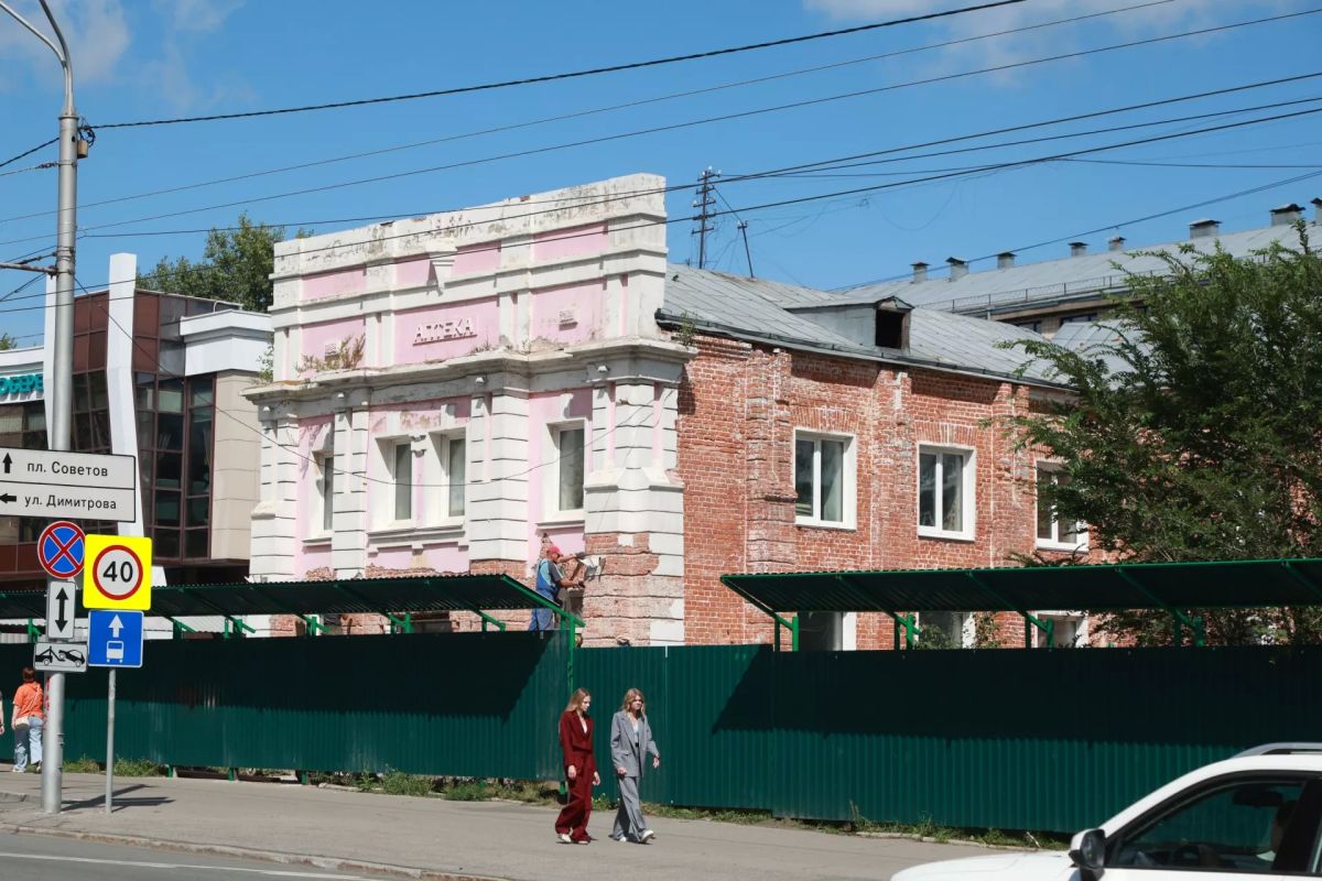 На проспекте Ленина огородили для восстановления старинный костел На проспекте Ленина огородили для восстановления старинный костел