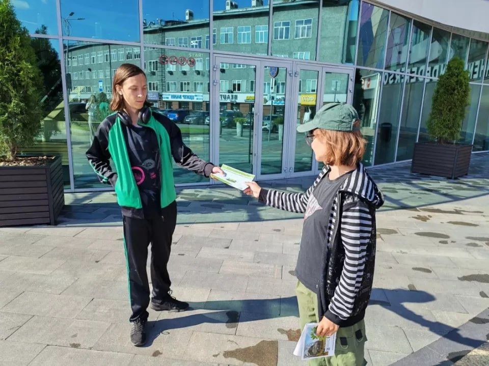 Бойцы экологического отряда провели акцию "Чистый воздух" в Барнауле