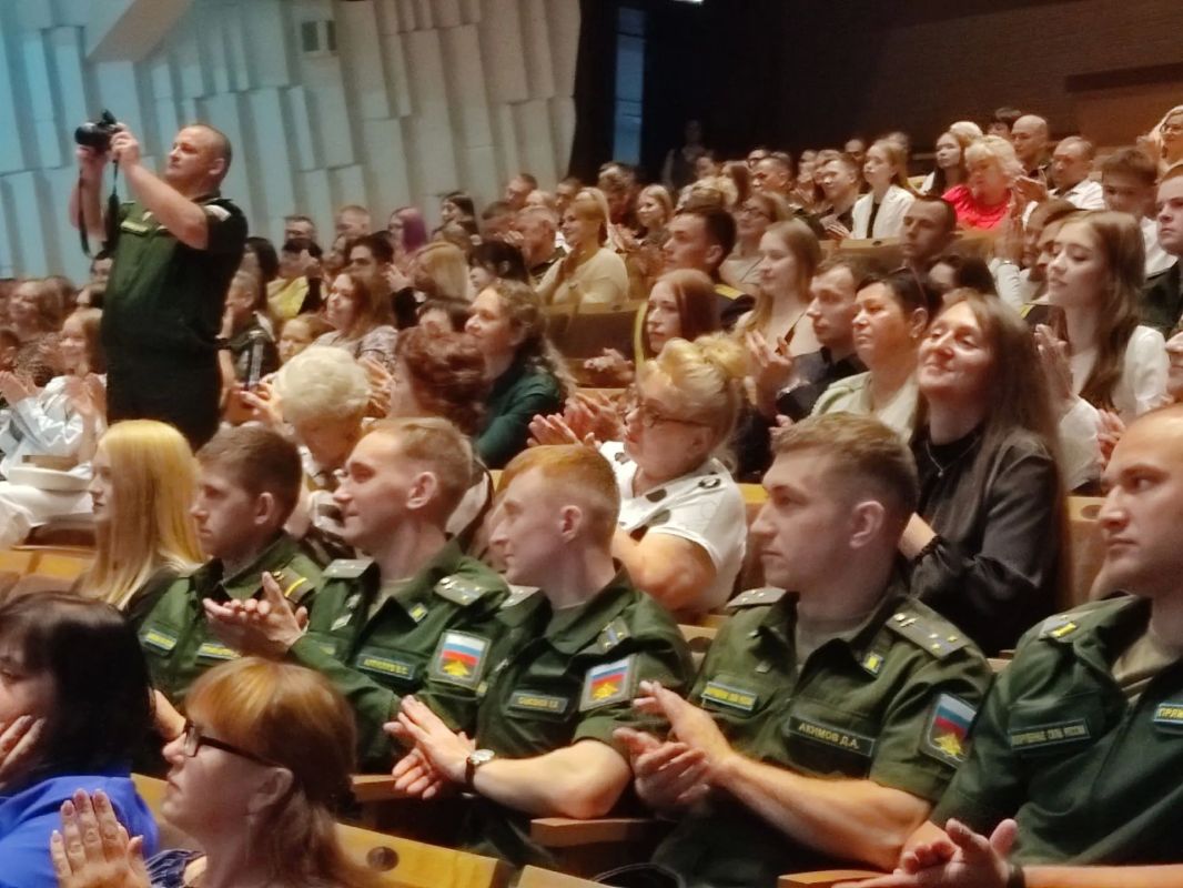 Музыкальный спектакль «Время жить» представил коллектив Центрального Дома Российской Армии Музыкальный спектакль «Время жить» представил коллектив Центрального Дома Российской Армии