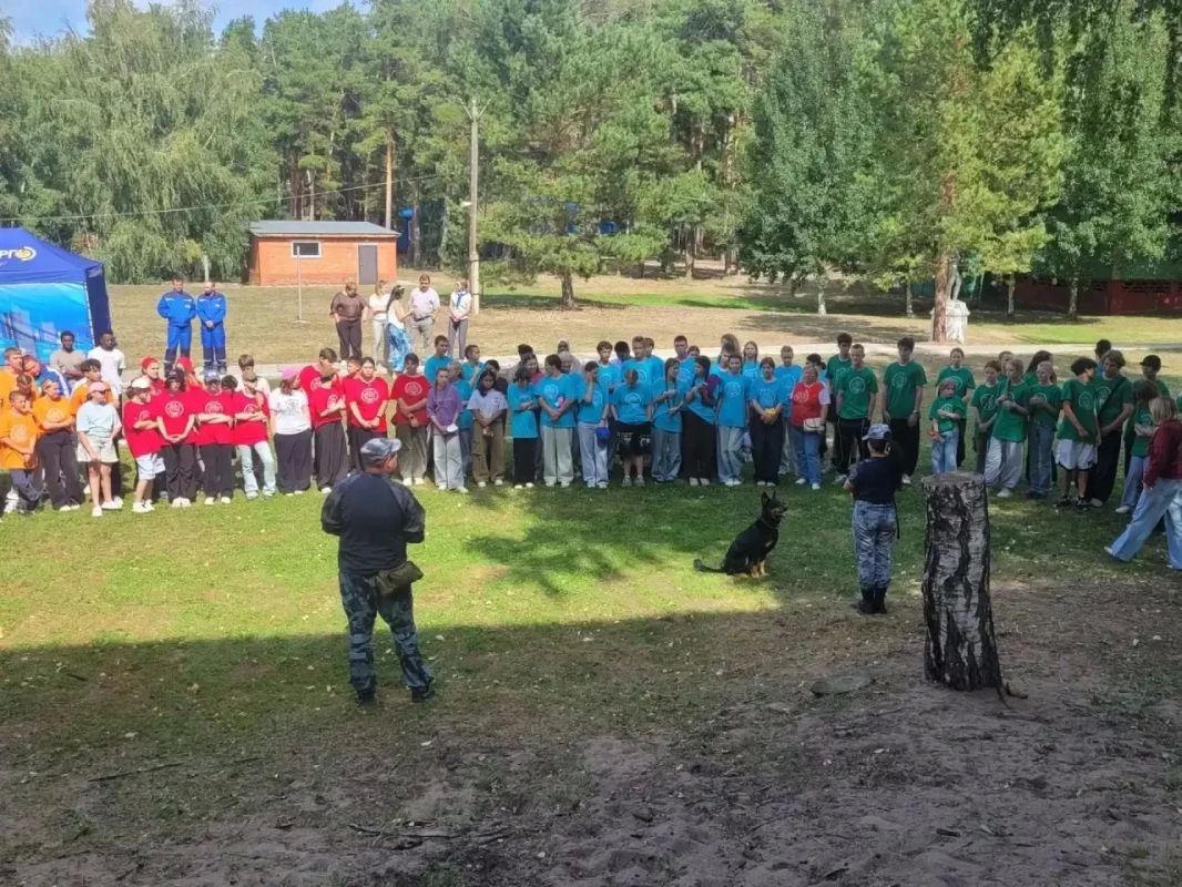 Полицейские Рубцовска посетили международную смену в лагере «Юность» Полицейские Рубцовска посетили международную смену в лагере «Юность»