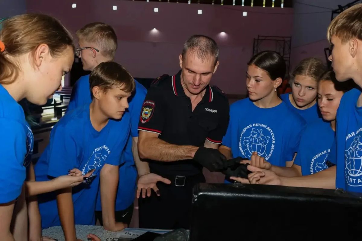 Полицейские Рубцовска посетили международную смену в лагере «Юность» Полицейские Рубцовска посетили международную смену в лагере «Юность»