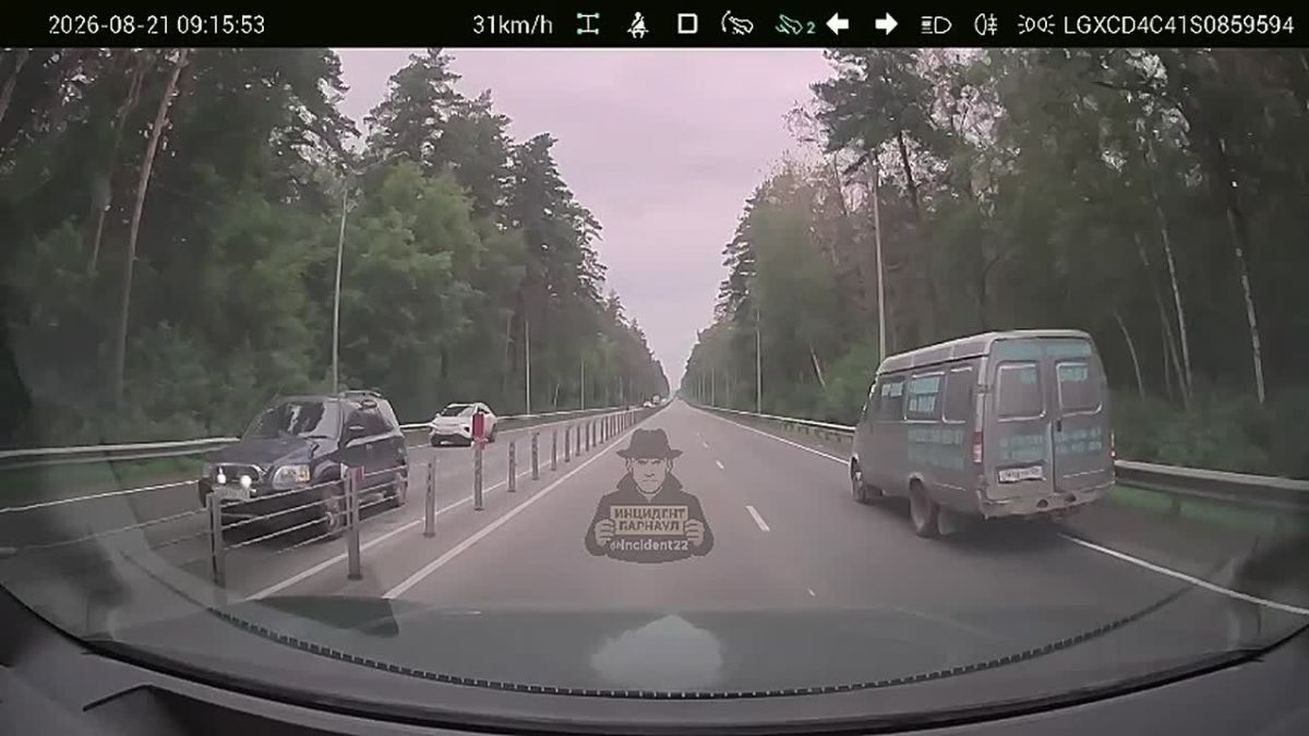 Mitsubishi перевернулся на крышу после столкновения с ограждением и BMW