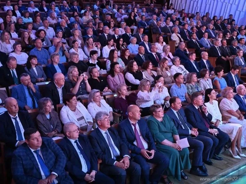 Дорожников Алтайского края наградили как лучших социально ответственных работодателей