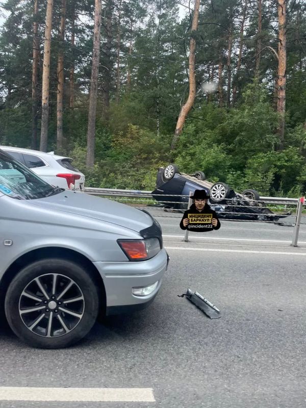 Mitsubishi перевернулся на крышу после столкновения с ограждением и BMW Mitsubishi перевернулся на крышу после столкновения с ограждением и BMW