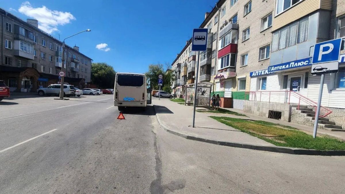 В Барнауле пассажирка лишилась пальца из-за сломанного поручня в автобусе В Барнауле пассажирка лишилась пальца из-за сломанного поручня в автобусе