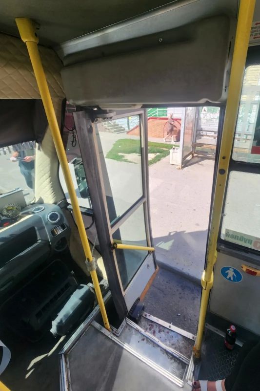 В Барнауле женщине оторвало палец в автобусе из-за торчащего из поручня самореза