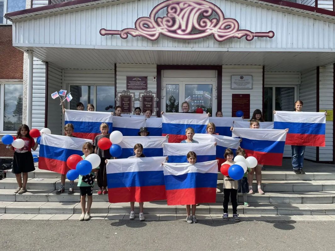 Накануне Дня государственного флага Российской Федерации в отделе ЗАГС села Крутиха для школьников организовали мероприятие «Триколор моей России»
