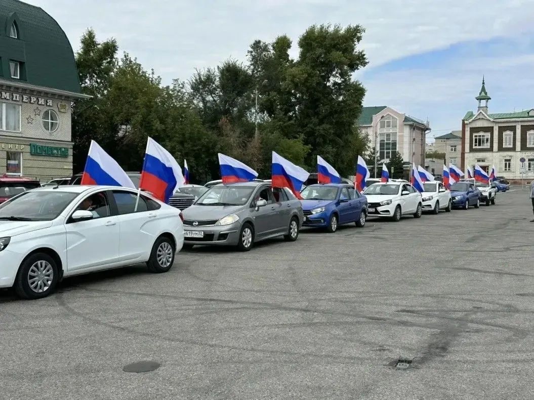 22 августа, в День Государственного флага Российской Федерации, в Барнауле состоялся автопробег 22 августа, в День Государственного флага Российской Федерации, в Барнауле состоялся автопробег