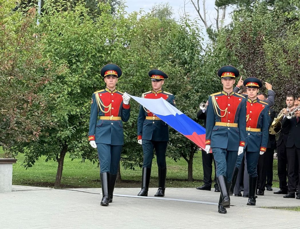Руководитель следственного управления СК России по Алтайскому краю принял участие в торжественном мероприятии, посвященном Дню Государственного флага России Руководитель следственного управления СК России по Алтайскому краю принял участие в торжественном мероприятии, посвященном Дню Государственного флага России