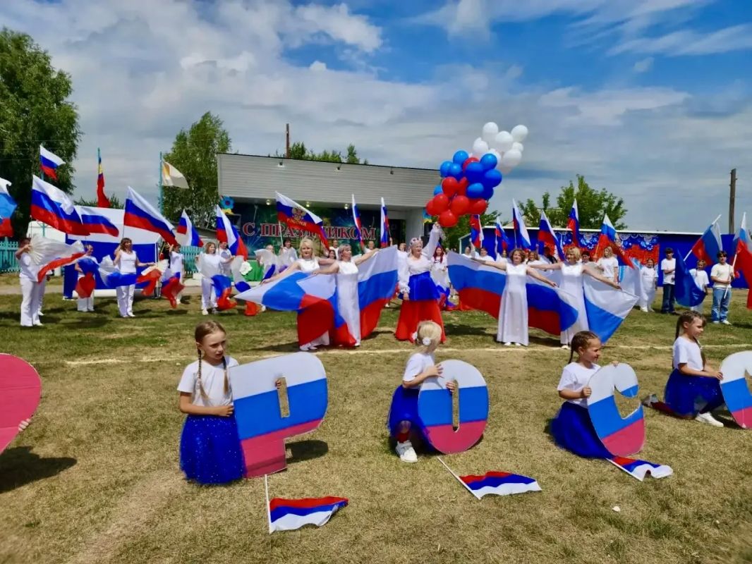Как избирательная система Алтайского края отметила День Государственного флага России Как избирательная система Алтайского края отметила День Государственного флага России