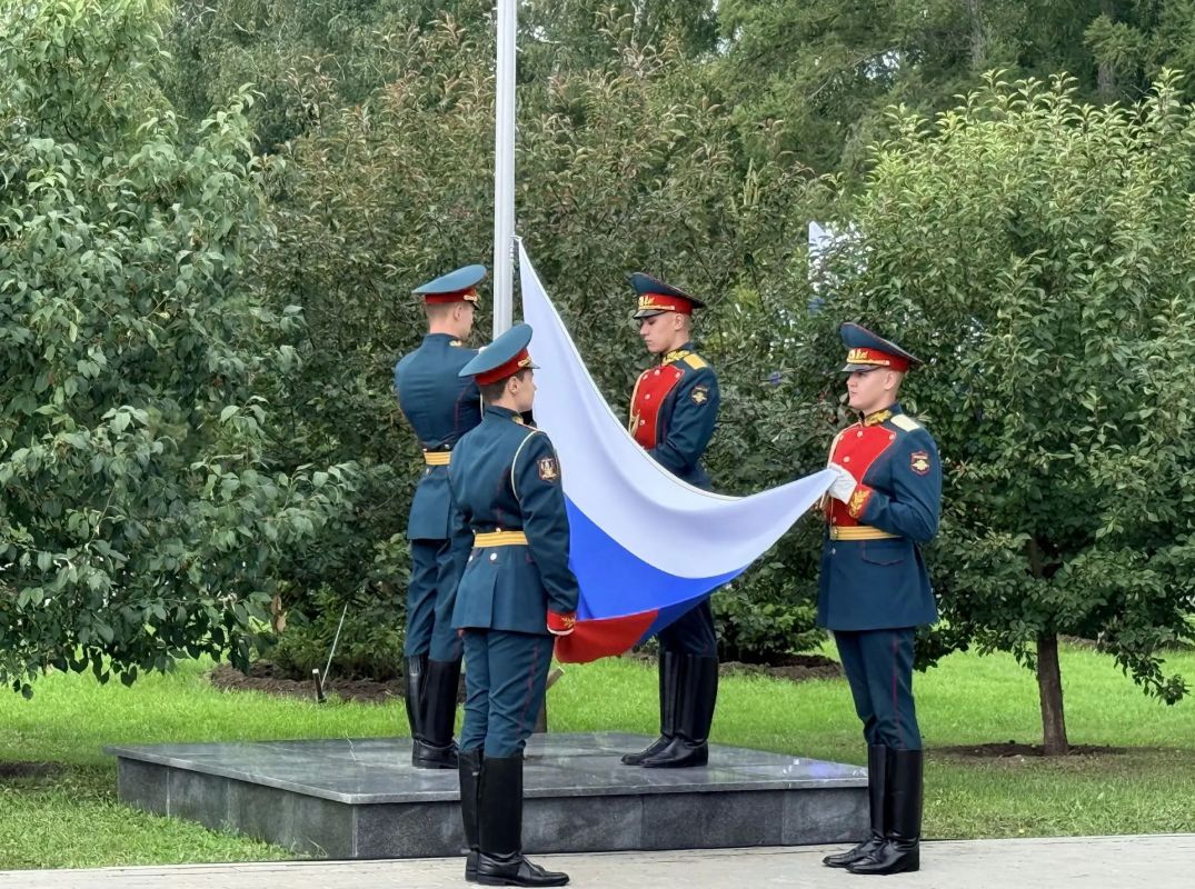 Руководитель следственного управления СК России по Алтайскому краю принял участие в торжественном мероприятии, посвященном Дню Государственного флага России Руководитель следственного управления СК России по Алтайскому краю принял участие в торжественном мероприятии, посвященном Дню Государственного флага России