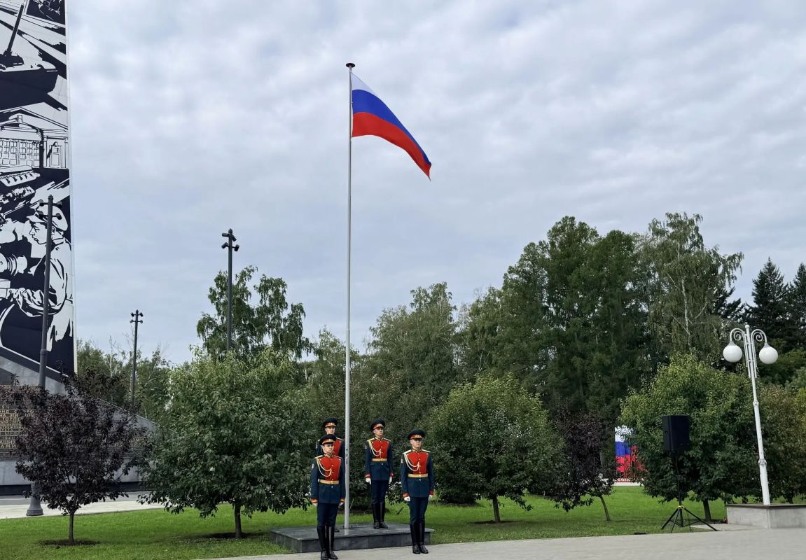 Руководитель следственного управления СК России по Алтайскому краю принял участие в торжественном мероприятии, посвященном Дню Государственного флага России Руководитель следственного управления СК России по Алтайскому краю принял участие в торжественном мероприятии, посвященном Дню Государственного флага России