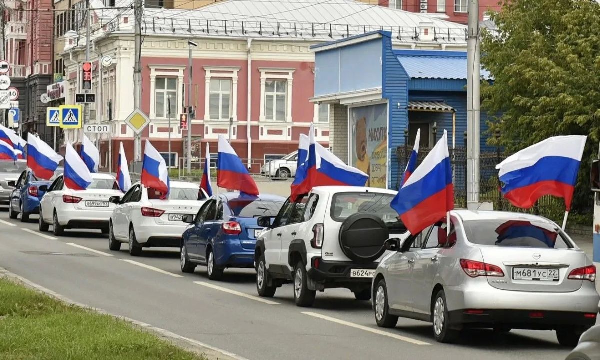 22 августа, в День Государственного флага Российской Федерации, в Барнауле состоялся автопробег 22 августа, в День Государственного флага Российской Федерации, в Барнауле состоялся автопробег
