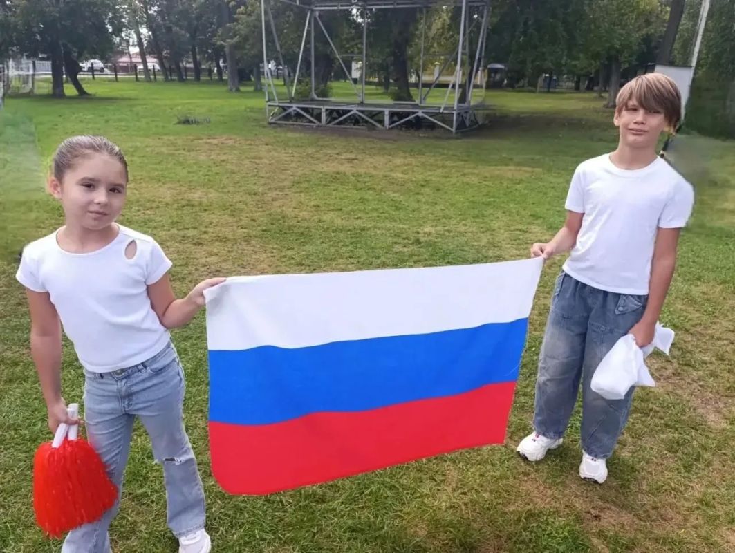 В образовательных организациях Барнаула проходят мероприятия, посвящённые Дню Государственного флага В образовательных организациях Барнаула проходят мероприятия, посвящённые Дню Государственного флага