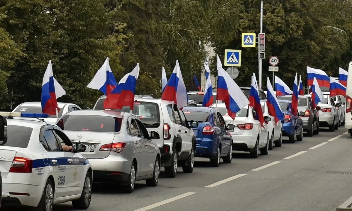 22 августа, в День Государственного флага Российской Федерации, в Барнауле состоялся автопробег 22 августа, в День Государственного флага Российской Федерации, в Барнауле состоялся автопробег